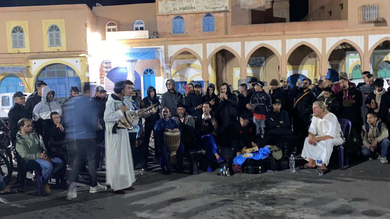 الاجنبى ناشط مع مجموعة سعيد انازور بساحة المشور