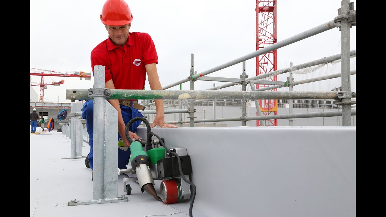 Leister UNIROOF AT/ST roof welding close to the edge made easy