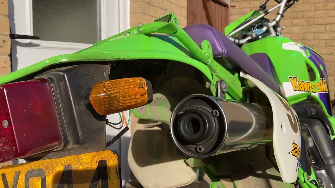 ASMR motorbike start up, satisfying visual + sounds [Kawasaki kmx 125] 