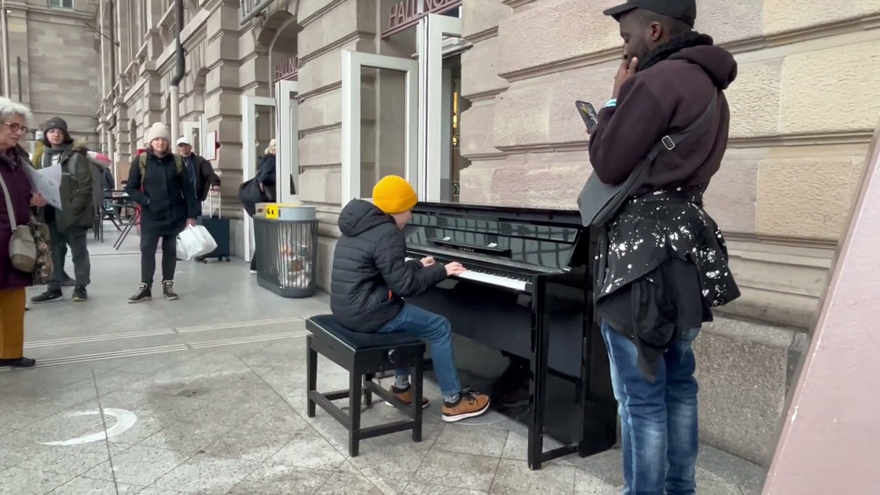 River flows in you : piano, gare de Strasbourg.