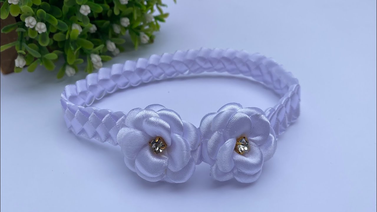 Tiara trançada com fita de cetim n 1 e flor boleada
