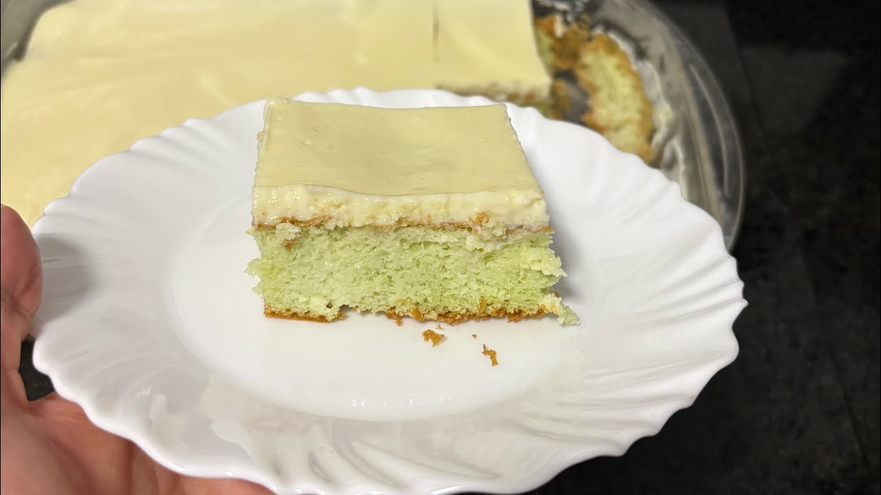 Bolo de limão verde com cobertura de limão, bolo de limão no liquidificador 