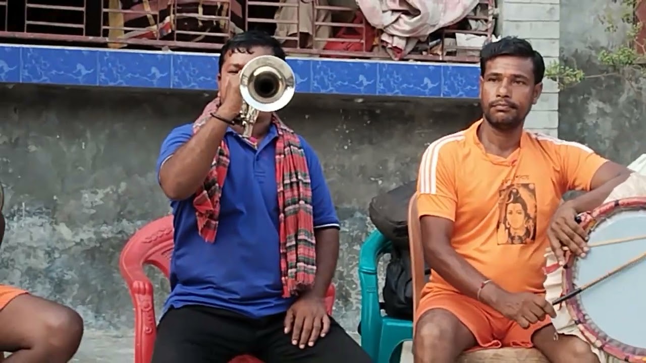অপূর্ব ট্রাম্পেট, ঢাক ও কাসীর যুগলবন্দী।