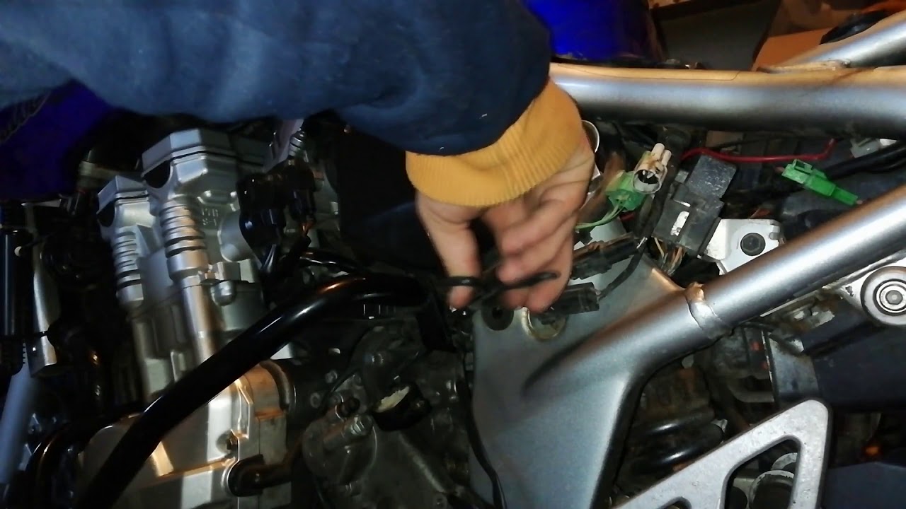 Suzuki Bandit 650 - wymiana czujnika biegu neutralnego