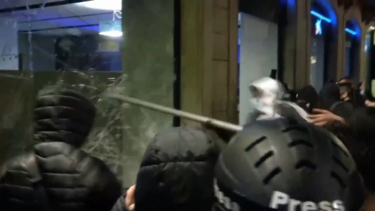 Un grupo de manifestantes asalta un banco en los disturbios de Barcelona por la cárcel de Hasél