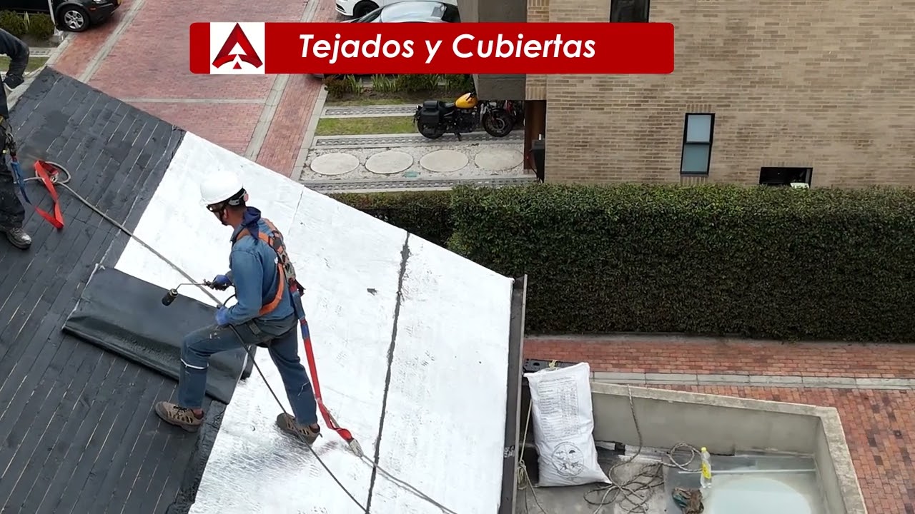 Impermeabilización de tejado con membrana antes de instalar tejas en Bogotá