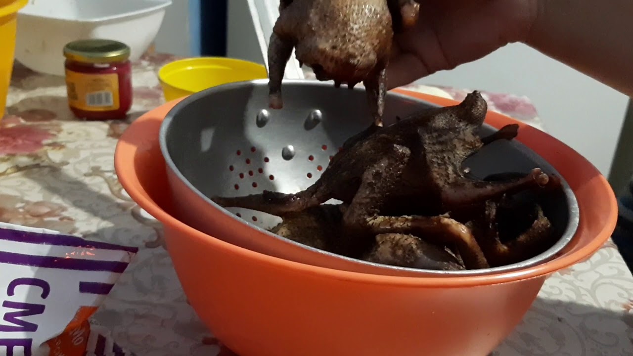 Тушим мясо голубей.