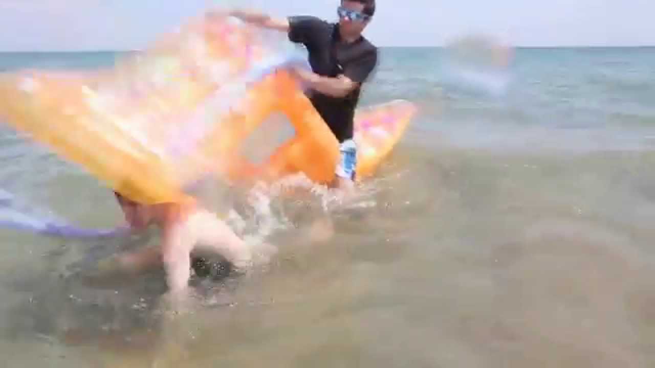 BATALLA ÉPICA EN LA PLAYA | RETOS EN LA VIDA REAL |  sTaXx vs Alexby