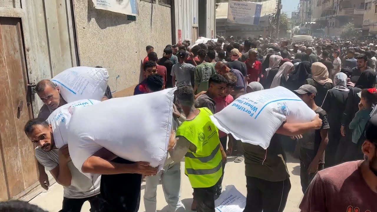 آلاف المواطنين ينتظرون في طوابير لاستلام الطحين من برنامج الأغذية العالمي في غزة