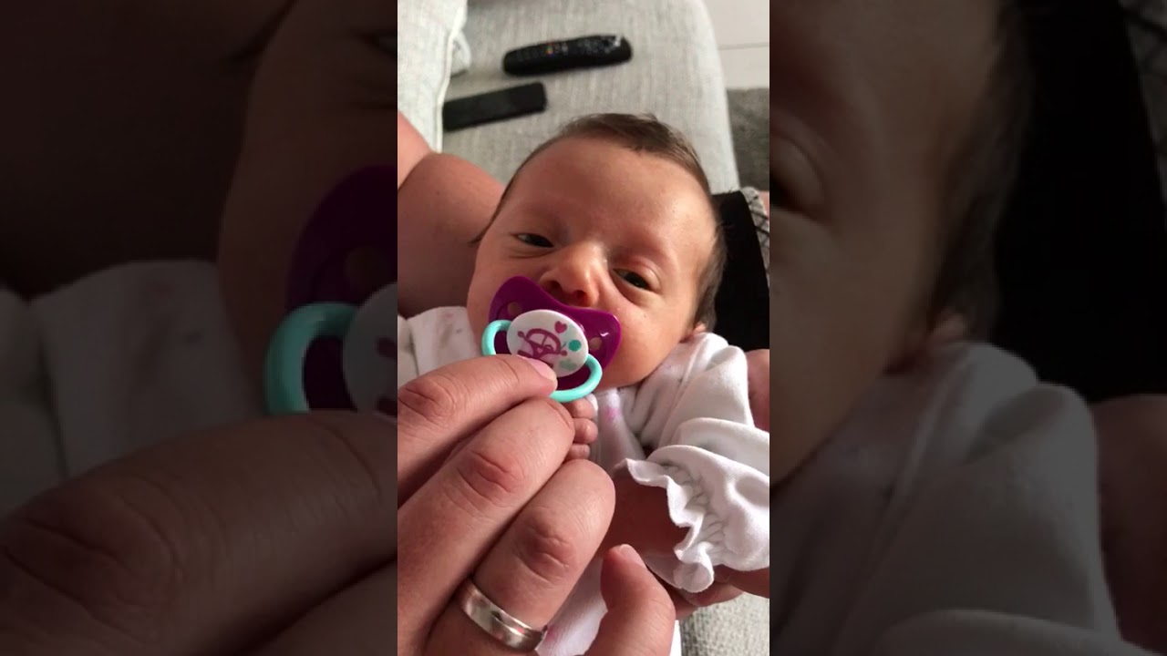 Bimba appena nato  fa il  ditoo medio
