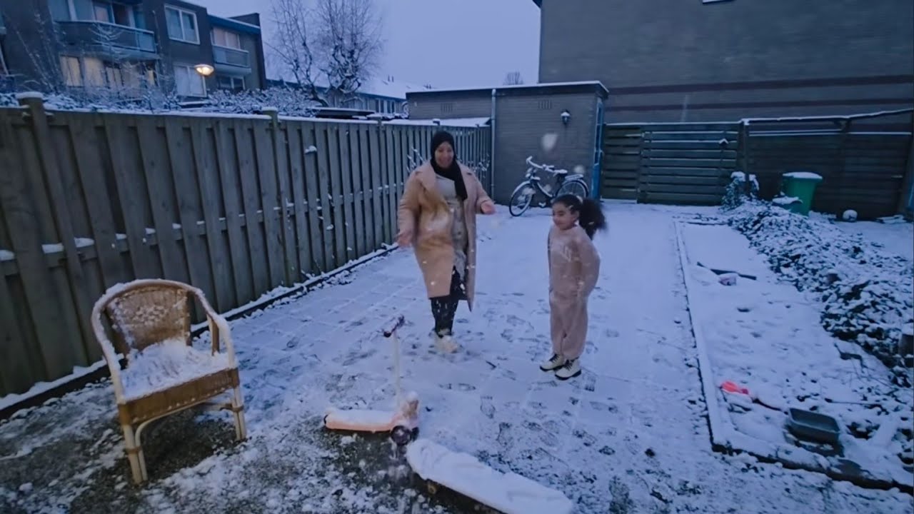 يا له من صباح جميل، كل شيء مغطى بالبياض من الثلج