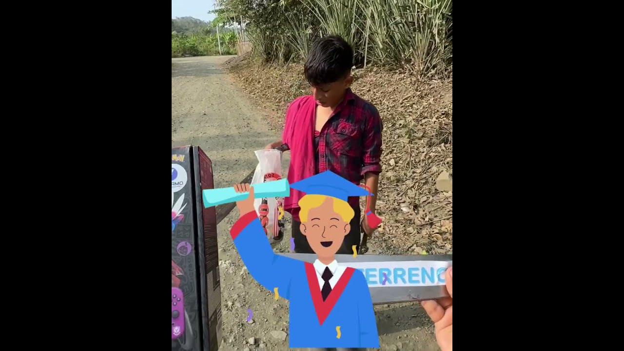 Joven CAMPESINO limpia terreno sin saber que era para el