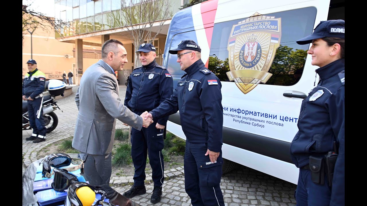 Ministar Vulin obišao Informativni centar MUP-a u Pančevu i Mobilni informativni centar