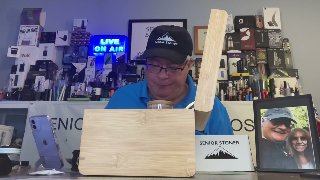 UNBOXING & FIRST IMPRESSIONS BLUEBUS GENESIS STASH BOX UNIQUE SELF CONTAINED HI QUALITY IMPRESSIVE!!
