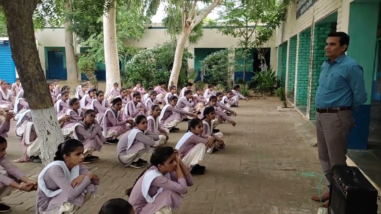सरकारी स्कूल की बेटी कविता सुनाती हुई