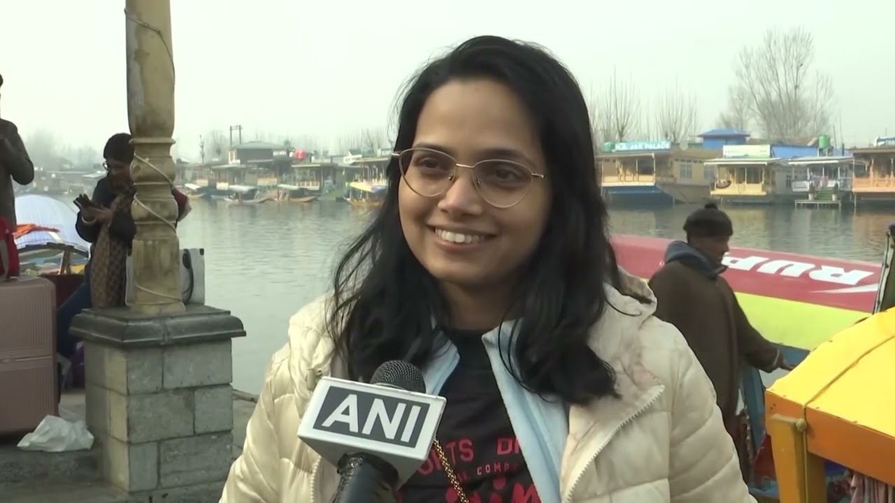 Srinagar: Tourists throng Kashmir to enjoy scenic beauty despite harsh winter chill