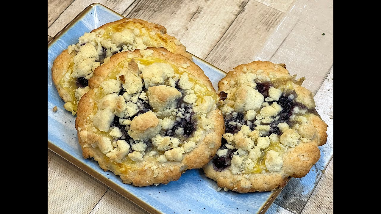 Streuseltaler  aus Quark-Öl-Teig mit Pudding und Blaubeeren