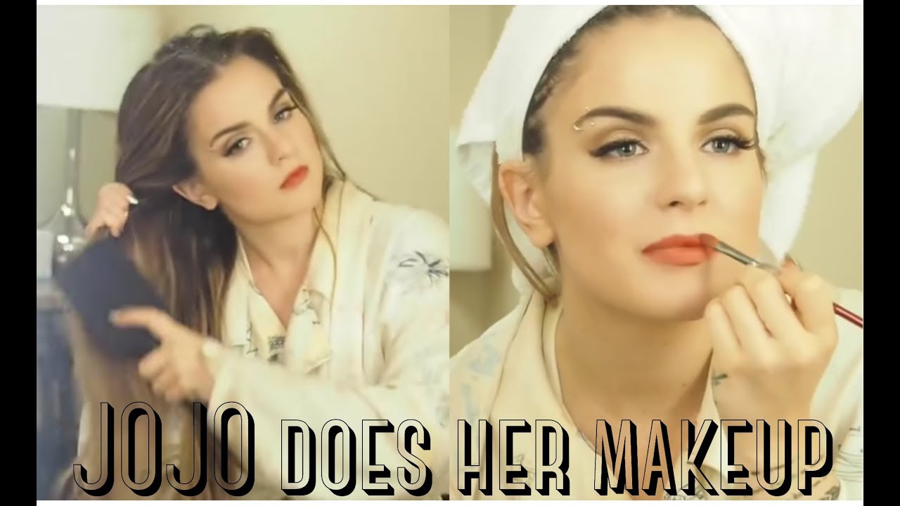 JoJo does her makeup