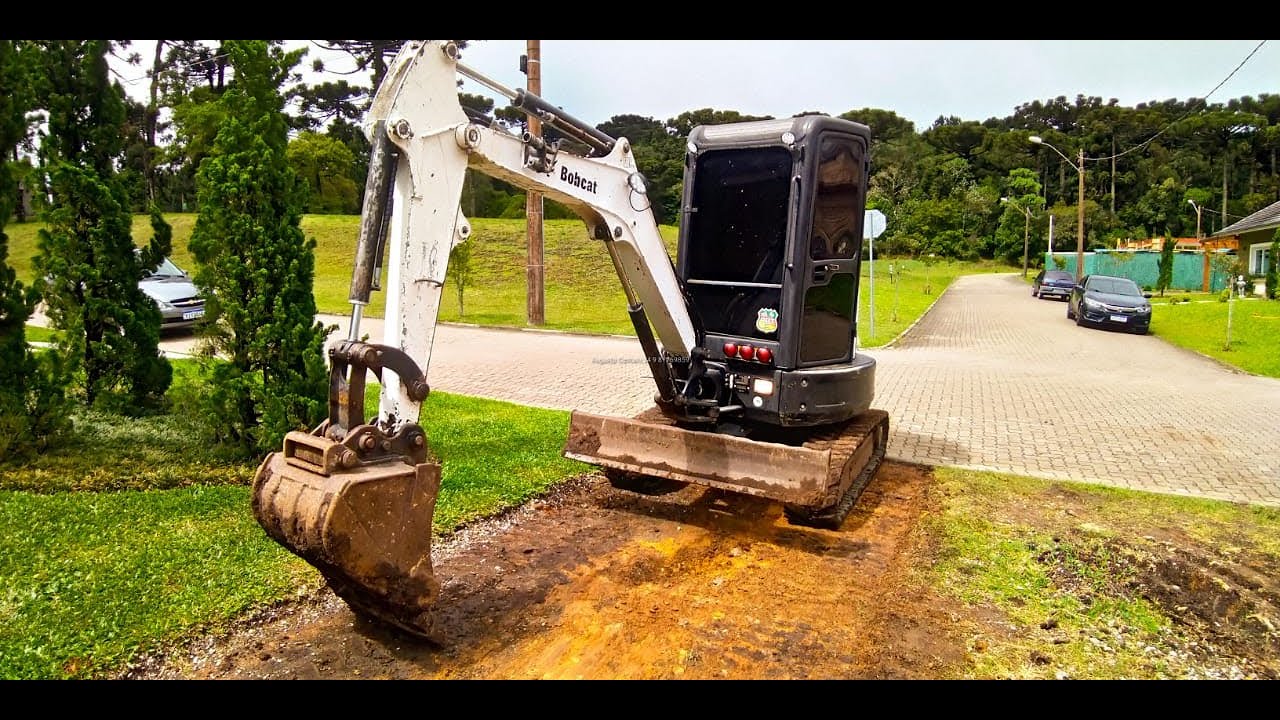 Dia dia com a mini escavadeira Bobcat E26 (1/3)