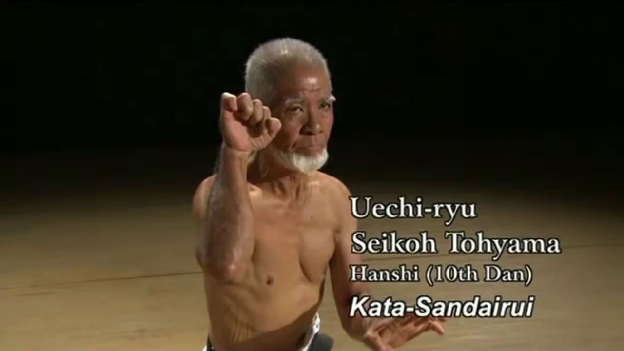 Okinawan Karate Meister kraftvolle Kata
