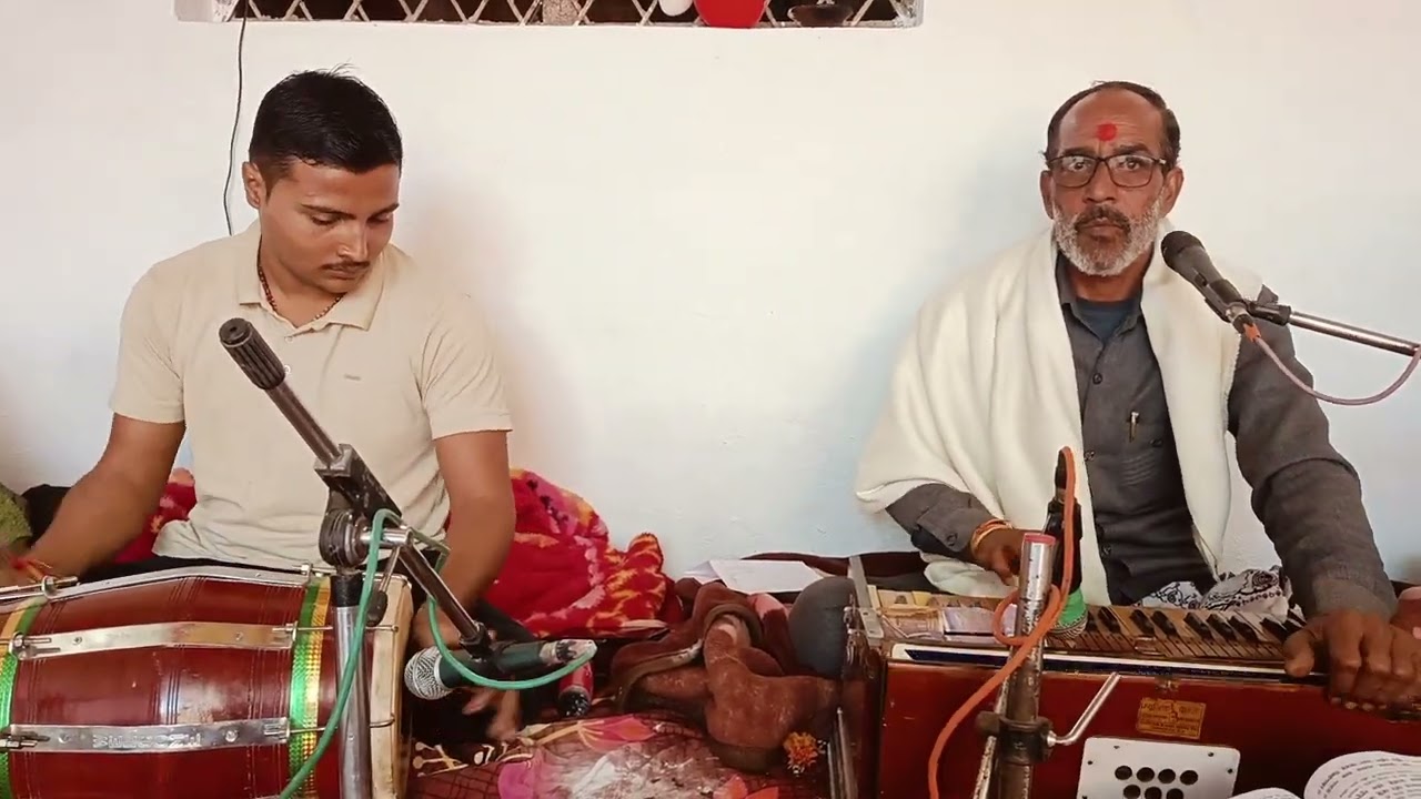 रामचरितमानस की सुंदर चौपाइयों का गायन बड़े ही भाव के साथ पं तेजभान गौतम, वादन में बेटू मिश्रा घोरघाट