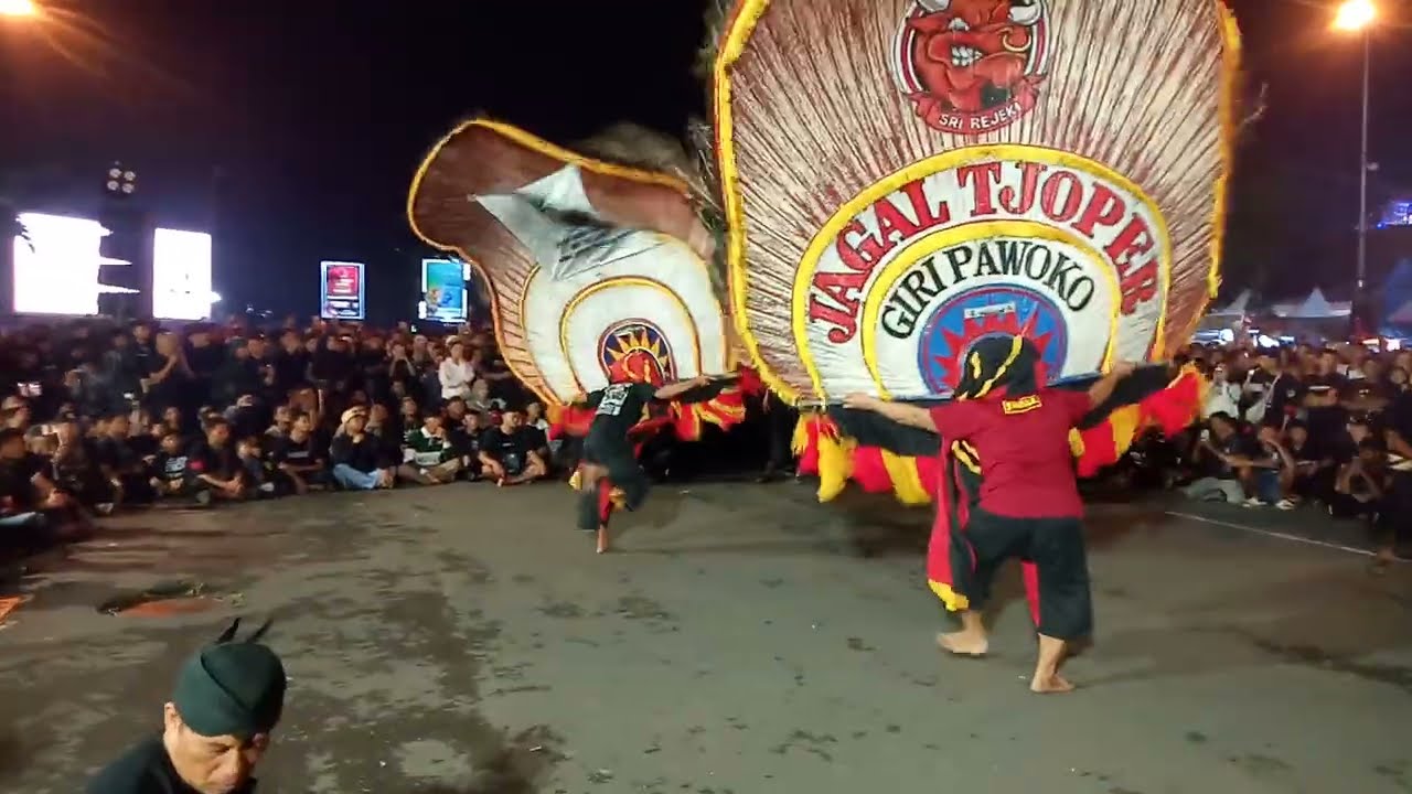 REOG PONOROGO TAMPIL MEMUKAU PENUHI PASEBAN ALON ALON PONOROGO..