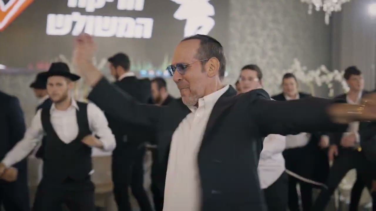 ישי לפידות בריקוד שהתחיל ברכבת ונגמר בריקוד סוער שהקפיץ עשרות בחורי ישיבה