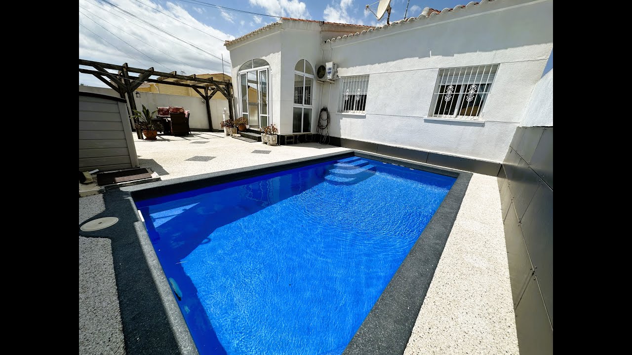 VILLA WITH PRIVATE POOL + SEPARATE ACCOMMODATION IN LA MARINA URBANIZATION!!!SP4238 PRICE 194.000€