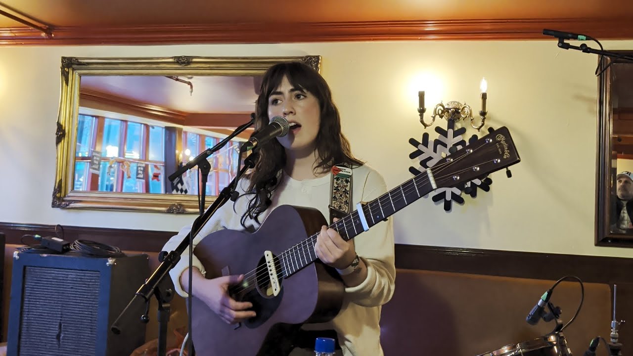 Katie Gregson-MacLeod - Love Me Too Well, I'll Retire Early - Iceland Airwaves - Hress&oacute; - 11-8-2025