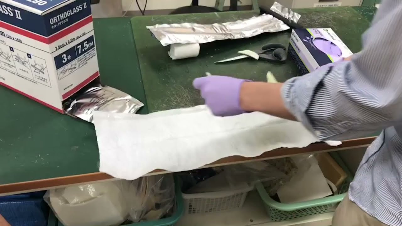 ①上肢シーネ