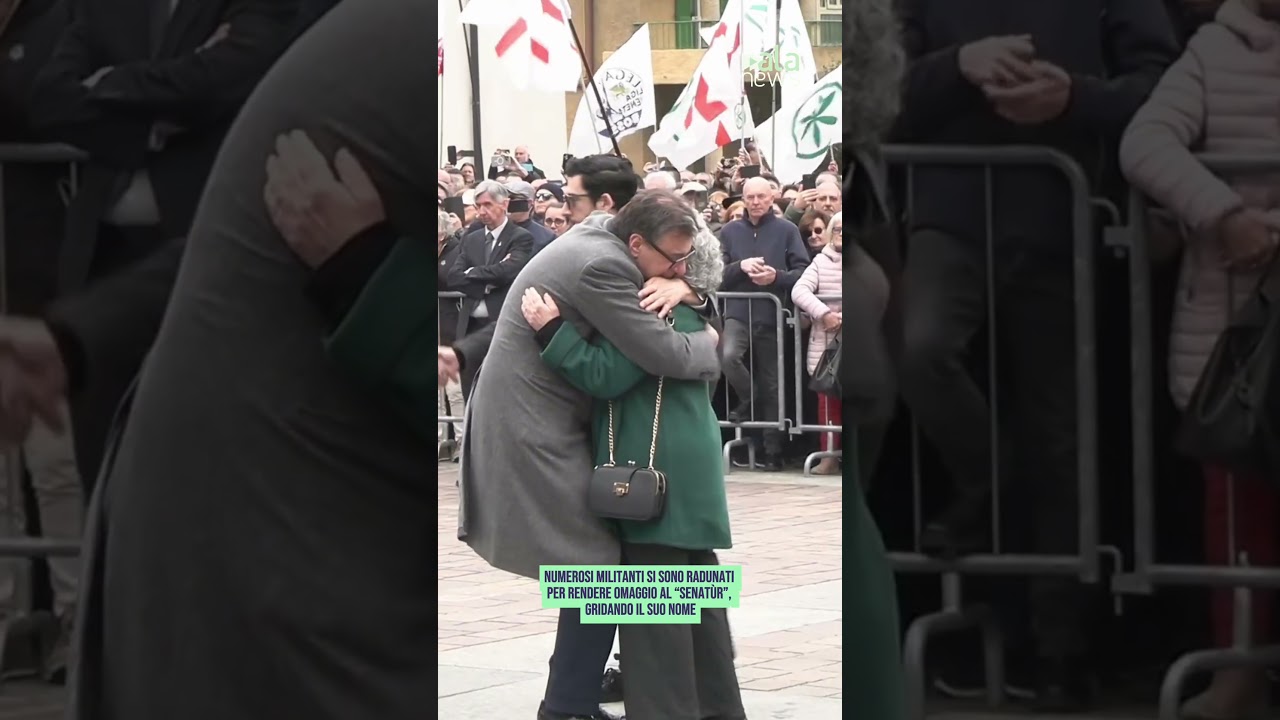 Pontida, applausi per il feretro di Umberto Bossi ai funerali del fondatore della Lega