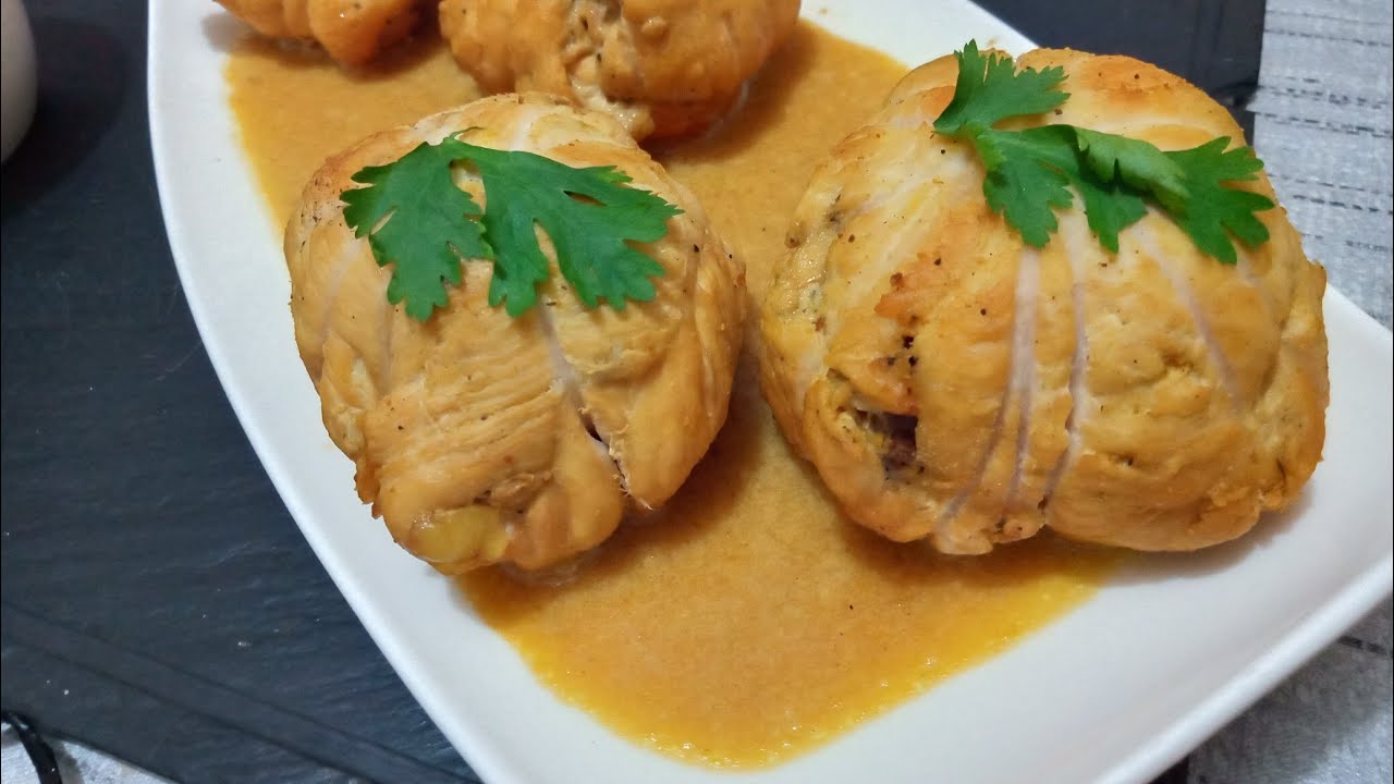 فرحي عائلتك بطبق عصري شباب و بنين 😍😋. شرائح الدجاج المحشية بصلصة خاترة هايلة.