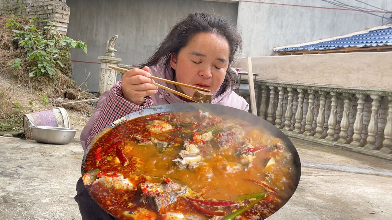 苗大姐爸妈送来一袋子白菜，炖一个牛骨头吃，白菜甜甜的，满是爱的一餐