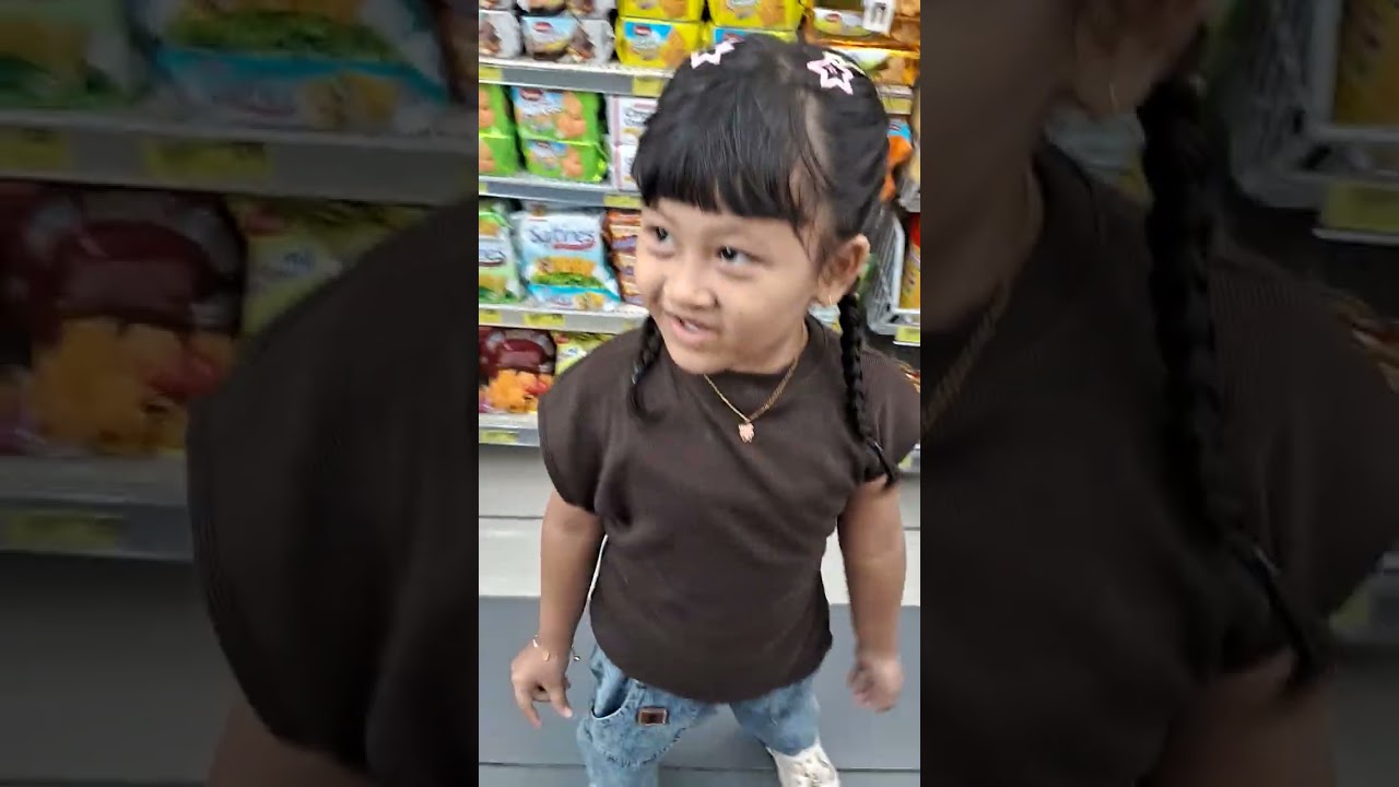 Adel bingung mau jajan apa?