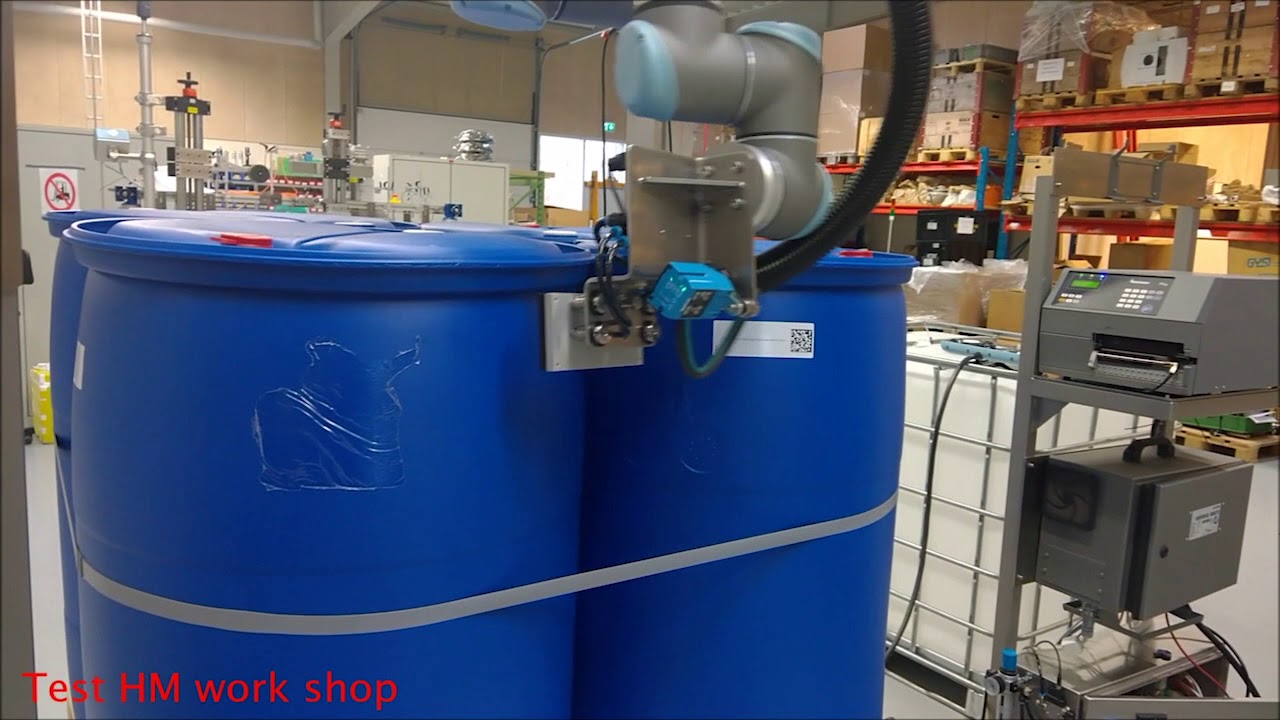 HM robotic labelling on 4 sides of pallet tanks
