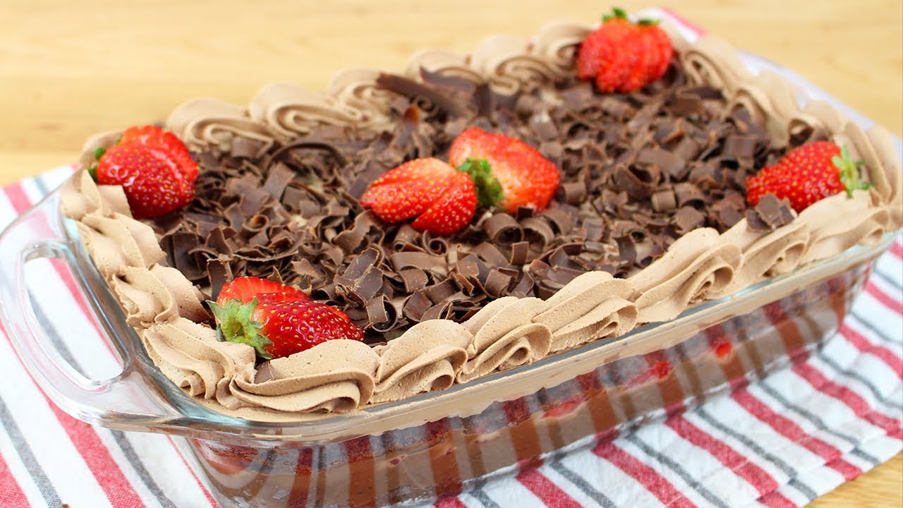 BOLO NA TRAVESSA DE CHOCOLATE COM MORANGOS