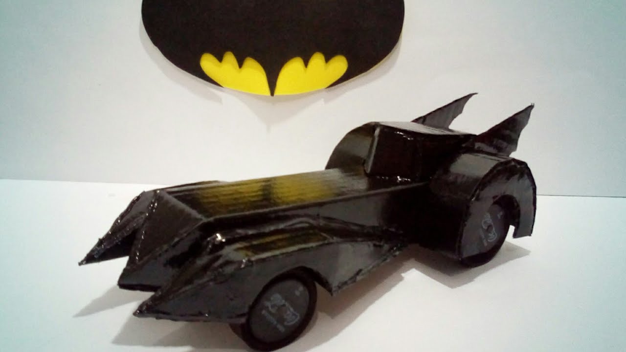 Batmóvel de papelão