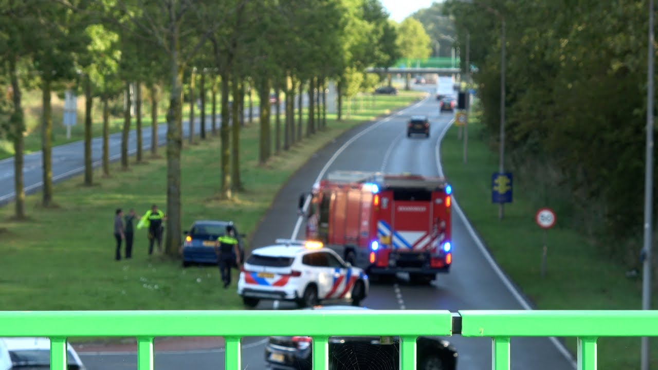 PRIO1 | Politie en Brandweer komen aan bij ongeval en brandweer komt aan bij een middelbrand