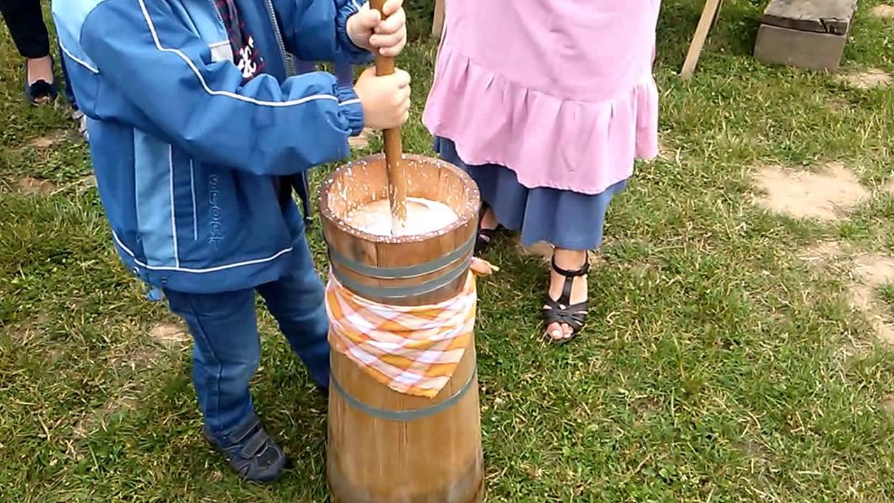 Ubijanie masła w kierzance - folklor portal wiano.eu