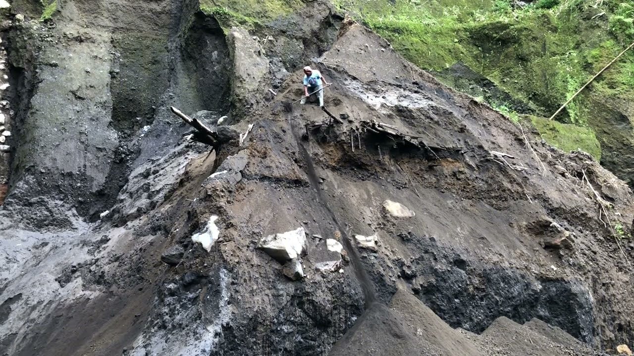 this man was like an excavator, cliff excavation