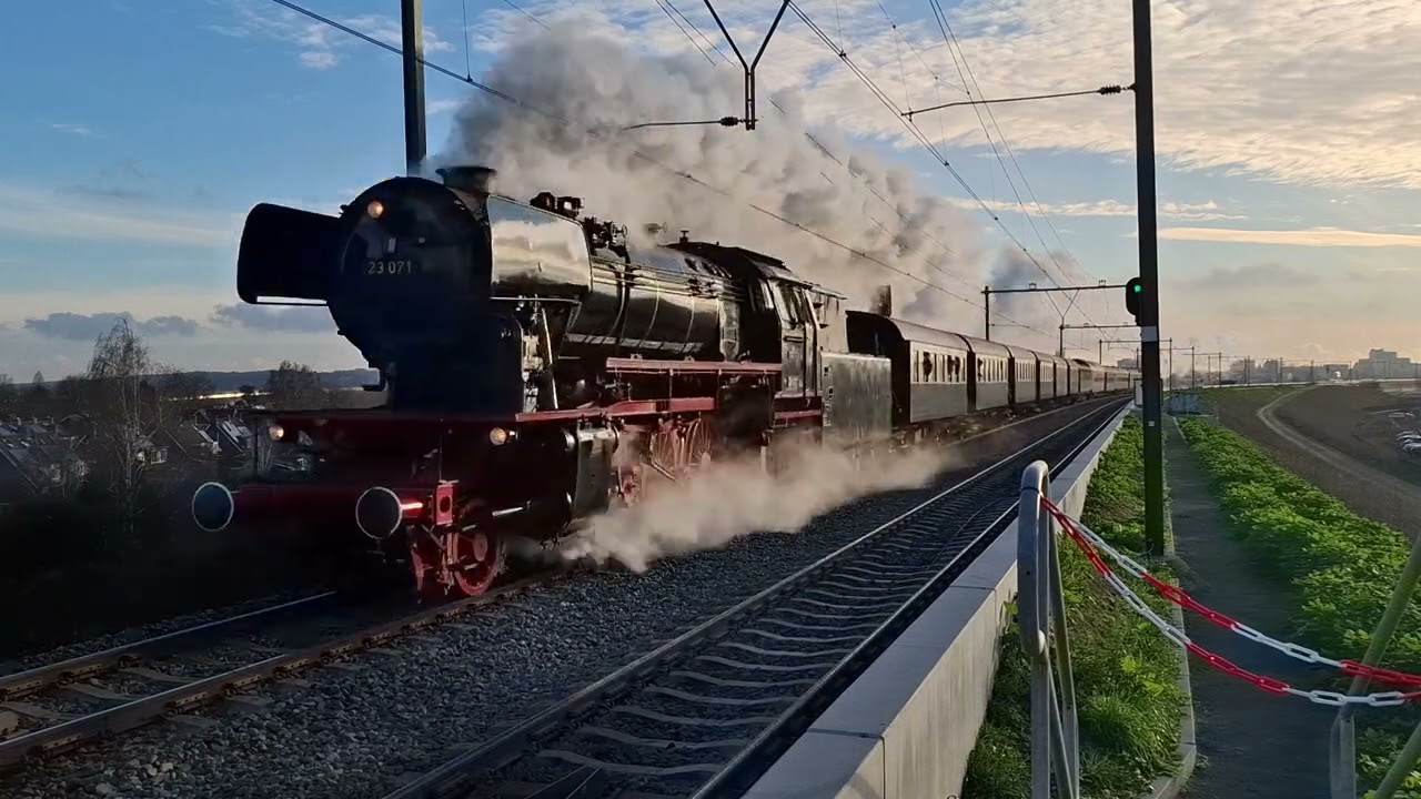 VSM Christmas Express met de ex DB 23 071 en de DB 23 076 op 13 december 2025