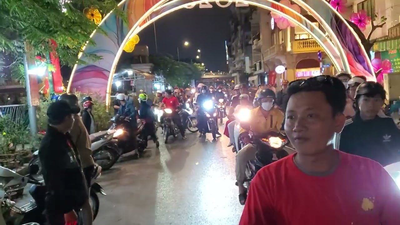 Sài Gòn bất ngờ đổ mưa mai cổ thụ xổ rẻ 300k/cây, hàng trăm người chen nhau mua
