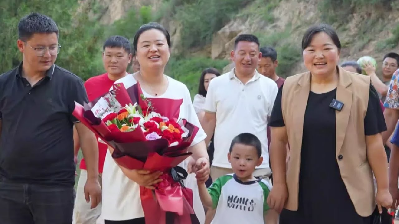 【陕北霞姐】霞姐家的温情生日宴！全家动手做菜切蛋糕庆生，妈妈笑成幸福小孩！