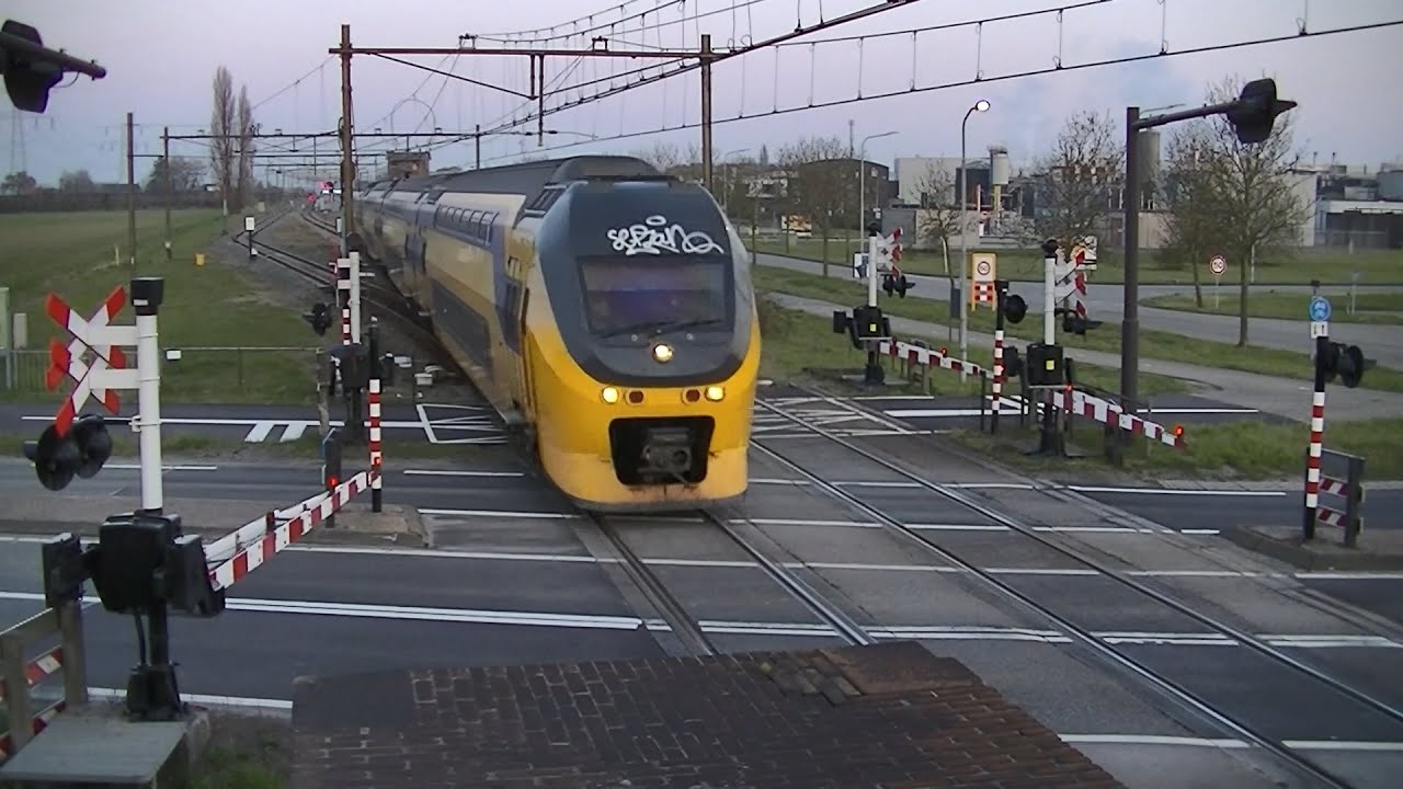 Spoorwegovergang Kruiningen-Yerseke // Dutch railroad crossing