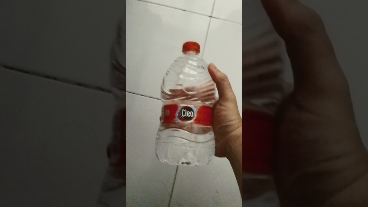 Mari kita minum air mineral cleo dengan bentuk botol unik mantap banget