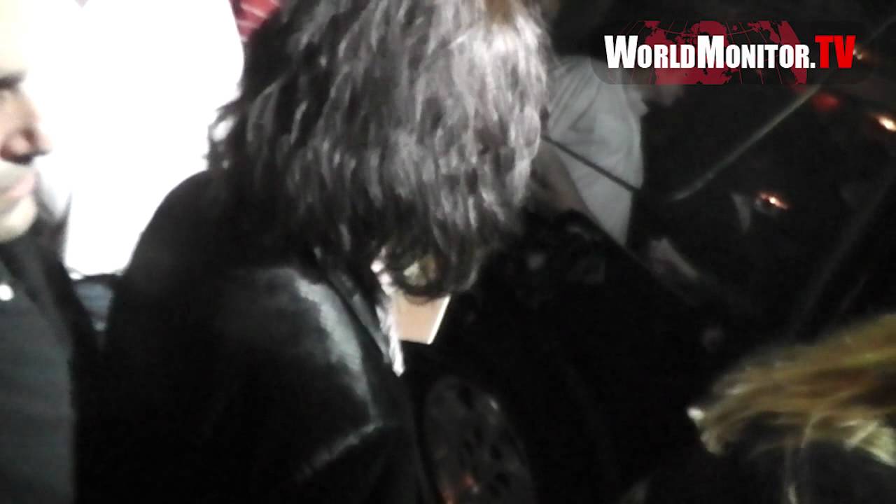 Autograph seeker goes to extremes for Joe Perry's signature at Aerosmith after party