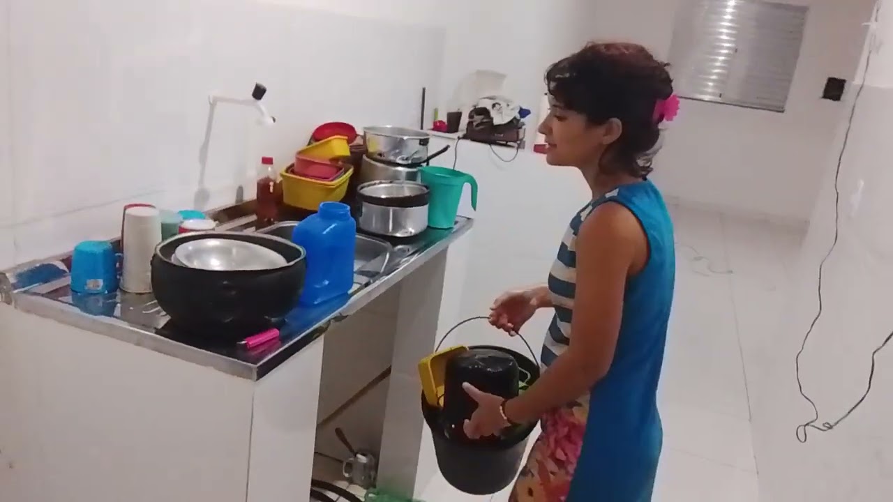 #lavando os pratos de noite porque é o único tempo que eu tenho para lavar os pratos 🧽🫧