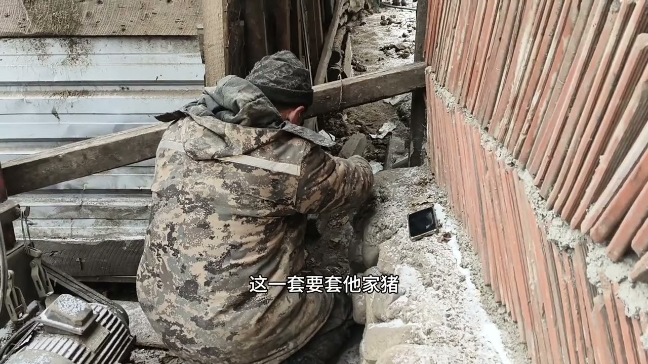飞檐走壁的跑山猪，撞翻板子砸到小刚，化身猴哥对抗二师兄