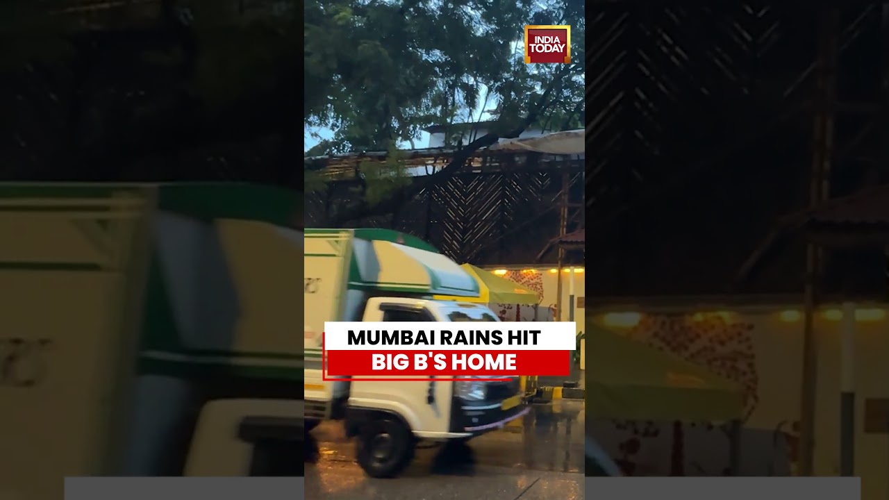 Mumbai Heavy Rains Hit Amitabh Bachchan&rsquo;s House in Juhu | India Today