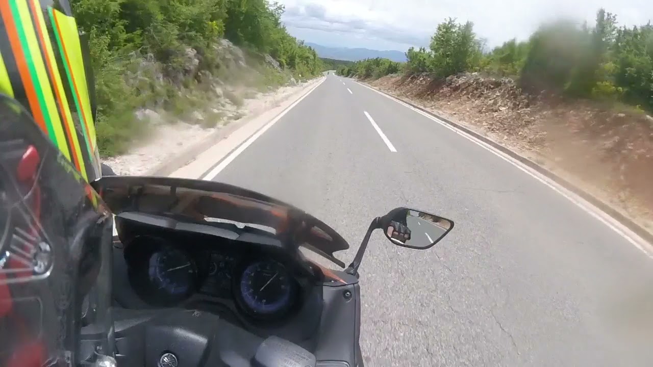 T Max 530 2019 VS Yamaha R1